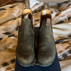 Blundstone Chukka Boots in Olive Green and Brown